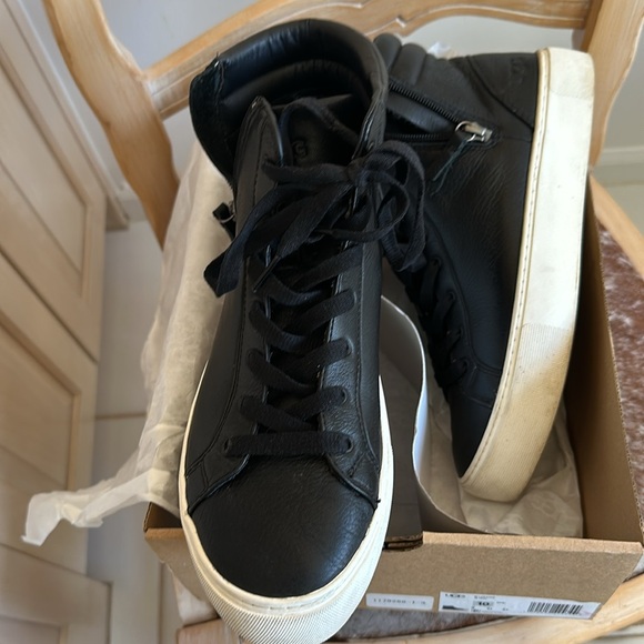 UGGS LOW BLACK ZIP BOOTIES - Picture 7 of 7